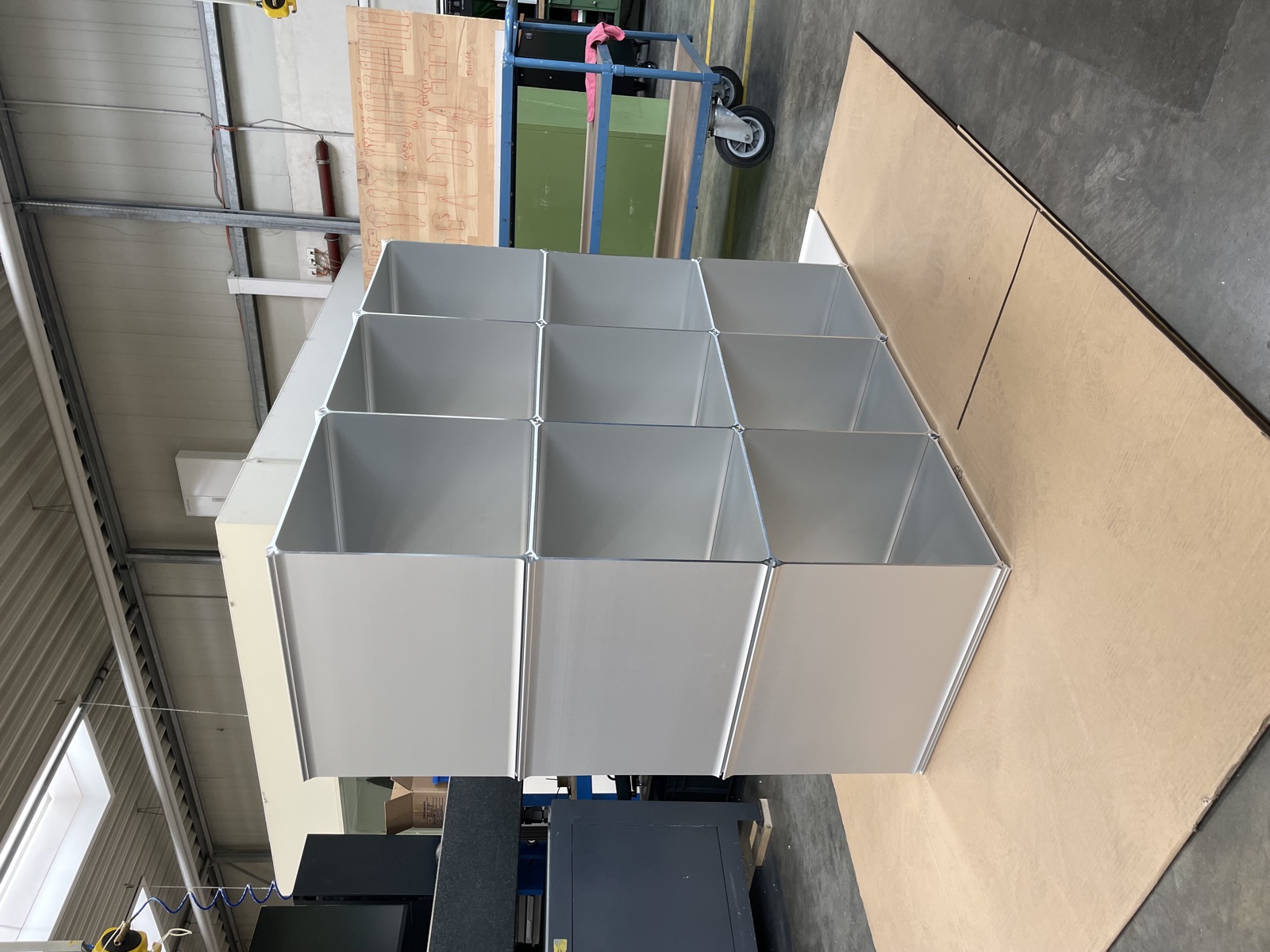 Der erste physische Montique-Prototyp aus eloxiertem Aluminium in der Fertigung